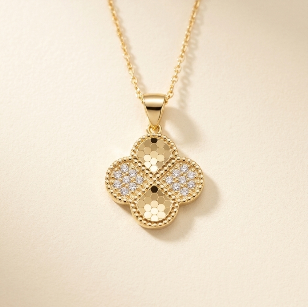 I said trebol with rhinestones and shines. Women Jewelry